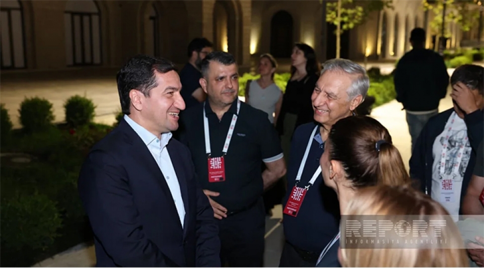 Hikmət Hacıyev IV Şuşa Qlobal Media Forumunun iştirakçıları ilə görüşüb