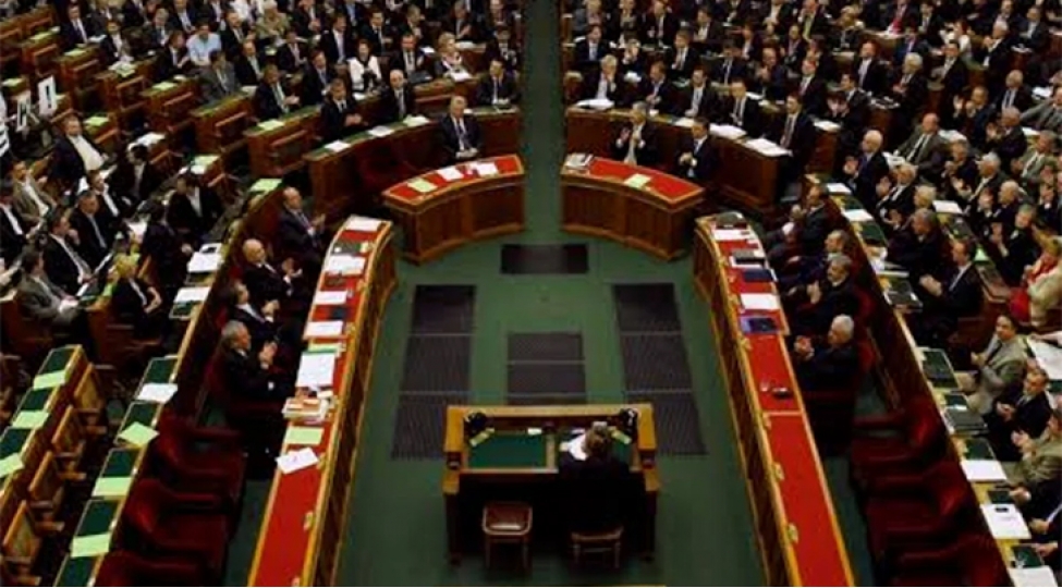 macaristan-parlamenti-prezidentin-vezifeden-kenarlashdirilmasina-ses-verib