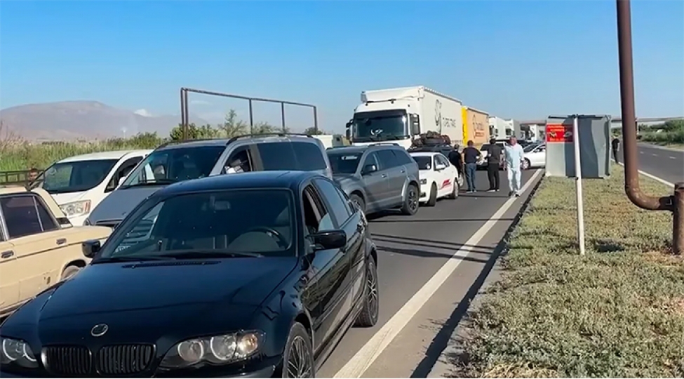 ermenistanda-fermerler-irevan-yerasx-yolunu-baglayiblar