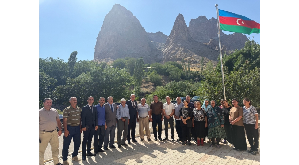 milli-meclisin-deputati-vuqar-rehimzade-culfada-sechicileri-ile-novbeti-gorushunu-kechirib-foto-13
