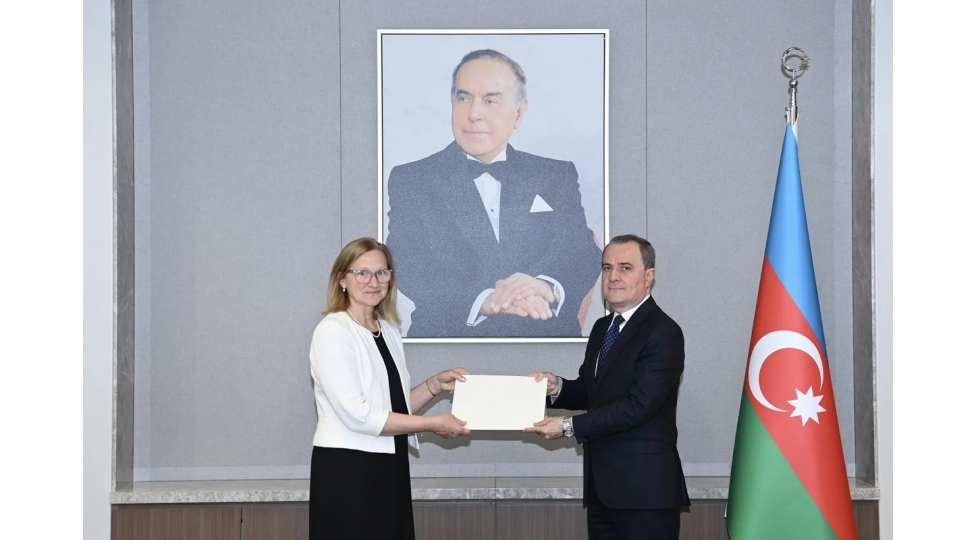 estoniyanin-yeni-sefiri-etimadnamesinin-suretini-ceyhun-bayramova-teqdim-edib