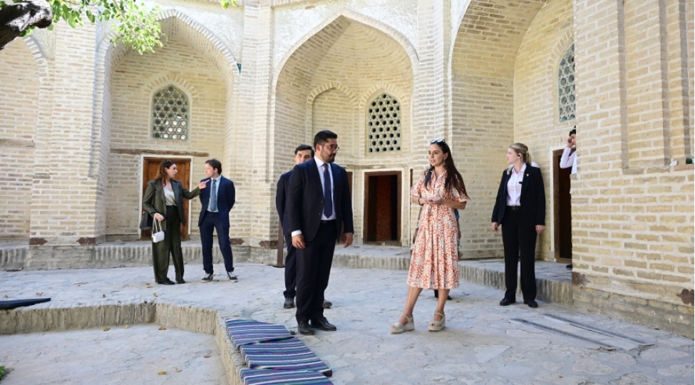 leyla-eliyeva-ilk-buxara-biennalesinineserleri-ile-tanish-olub