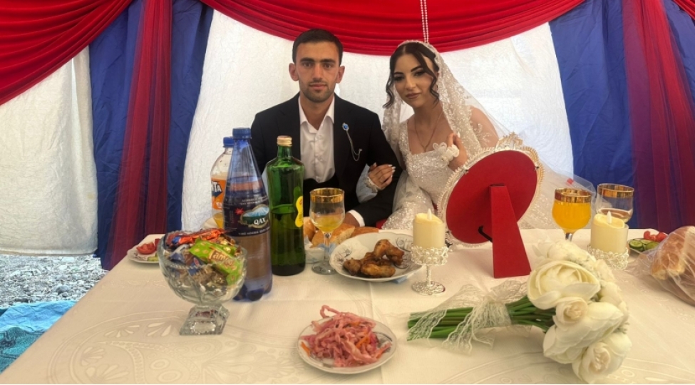 xocalinin-ballica-kendinde-toy-emrah-ve-arzu-aile-heyatina-dogma-yurdda-bashlayirlar