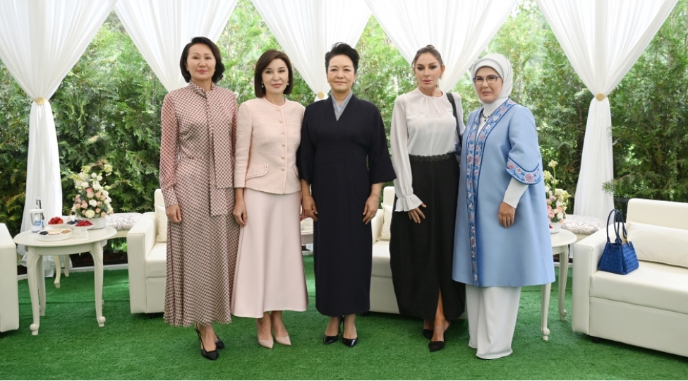 birinci-xanim-mehriban-eliyeva-bishkekde-dekorativ-tetbiqi-senet-ustalarinin-el-ishlerinden-ibaret-sergi-ile-tanish-olub-foto