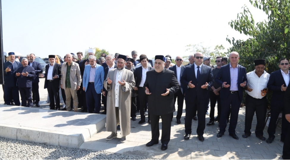 yehya-bakuvi-beynelxalq-konfransinin-ishtirakchilari-agdam-shehidler-xiyabanini-ziyaret-edibler
