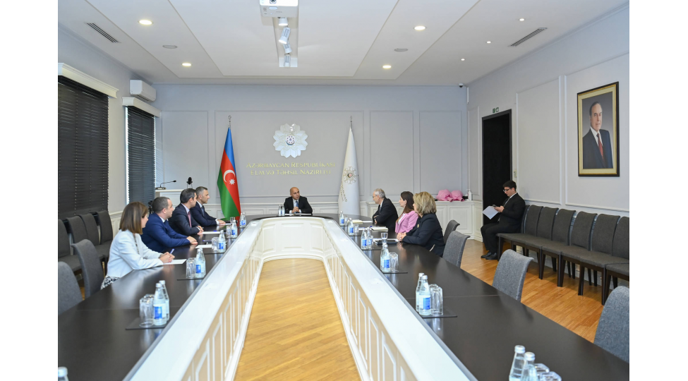 nazirliyin-emekdashlarina-dovlet-teltifleri-teqdim-edilib