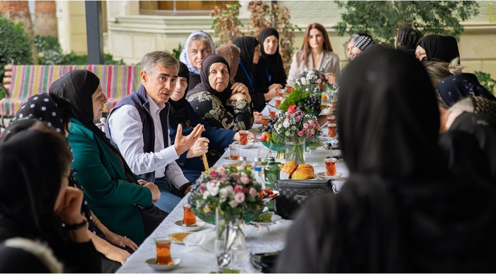 anar-elekberov-masallida-shehid-aileleri-ile-gorushub-foto