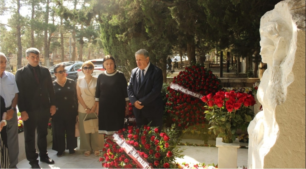 amea-rehberliyi-ve-sherqshunasliq-institutunun-kollektivi-aida-imanquliyevanin-mezarini-ziyaret-edib