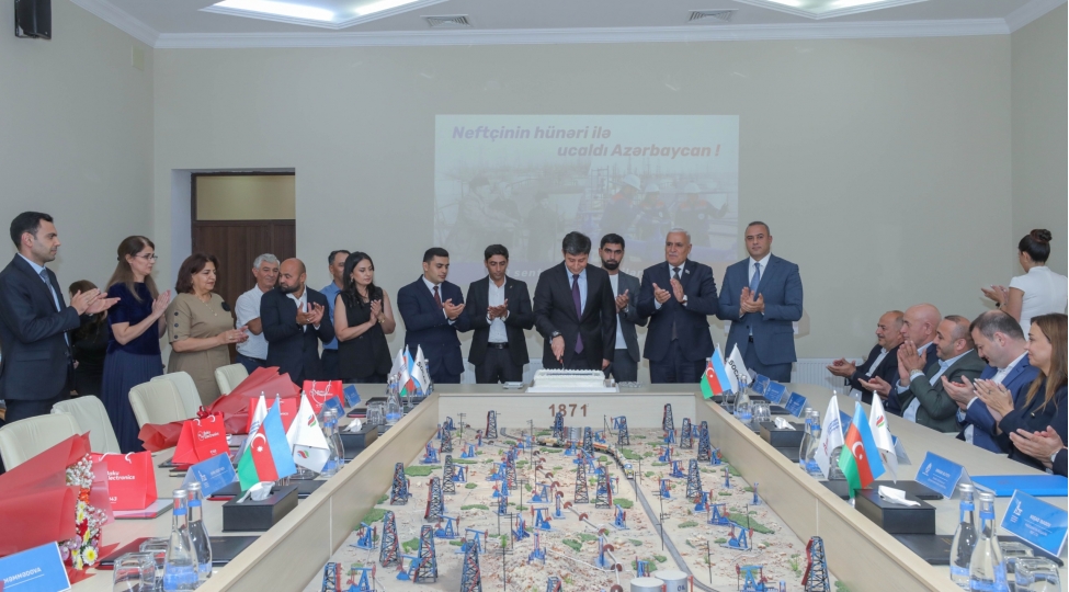 yap-ferqlenen-balaxani-neftchilerini-peshe-gunleri-munasibeti-ile-mukafatlandirdi-foto
