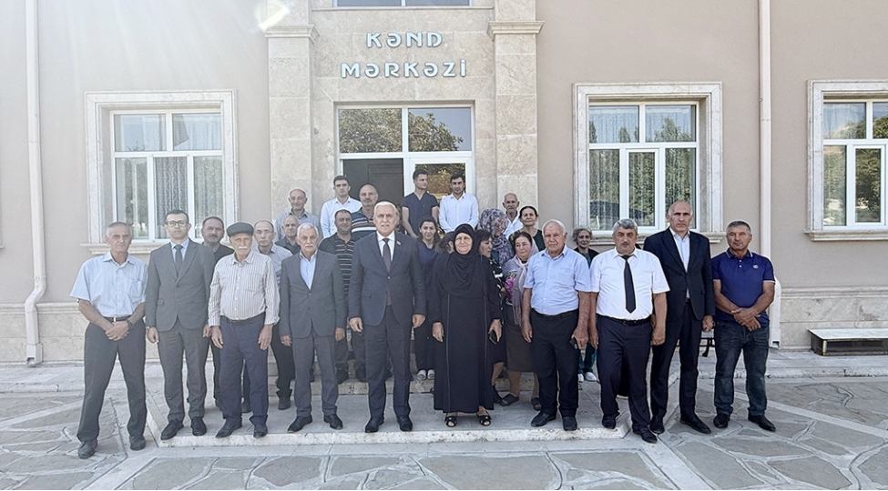 milli-meclisin-deputati-vuqar-rehimzade-culfada-sechicileri-ile-novbeti-gorushunu-kechirib-foto-15