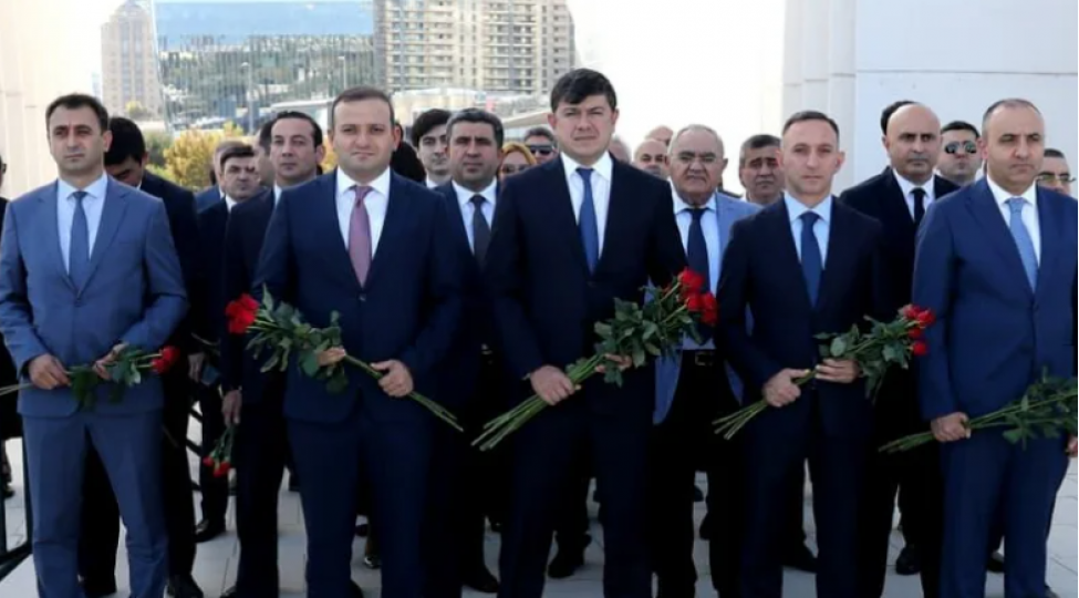 diasporla-ish-uzre-dovlet-komitesinin-emekdashlari-shehidlerimizin-eziz-xatiresi-ehtiramla-yad-edib