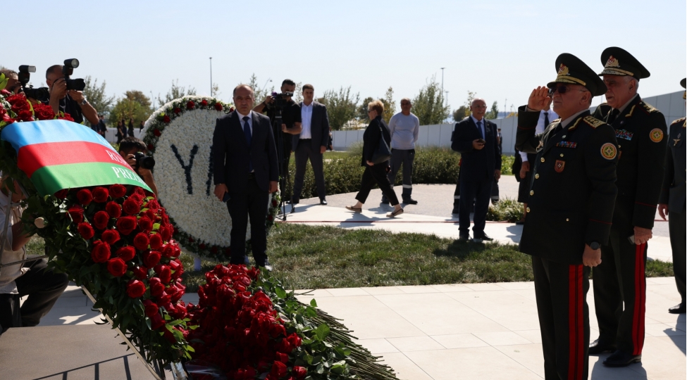 fhn-in-kollektivi-zefer-abidesinin-onune-gul-desteleri-duzerek-shehidlerimizin-eziz-xatiresini-ehtiramla-yad-edib-video