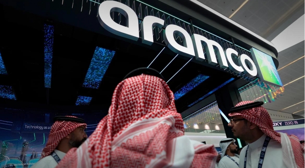 bloomberg-saudi-aramco-sherq-qerb-neft-kemeri-ile-ixraci-berpa-edib