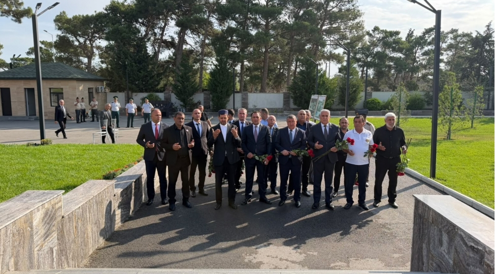 veten-muharibesi-shehidleri-musayev-sedi-suleyman-oglu-shukurlu-elvin-azad-oglu-rehimli-kamil-veli-oglunun-mezarlari-ziyaret-edilib-foto