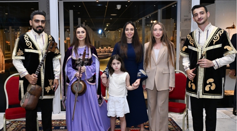 leyla-eliyeva-muqeddes-taxt-tacda-azerbaycan-xalchalari-sergisinin-achilishinda-ishtirak-edib