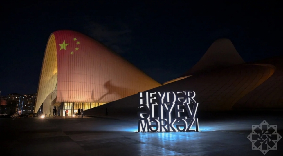heyder-eliyev-merkezi-chin-bayraginin-rengleri-ile-ishiqlandirilib