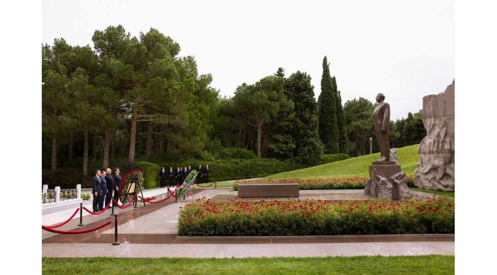 reshad-nebiyev-marius-vizer-laslo-tot-ve-qurumlarin-resmileri-fexri-xiyabani-ve-zefer-abidesini-ziyaret-edibler