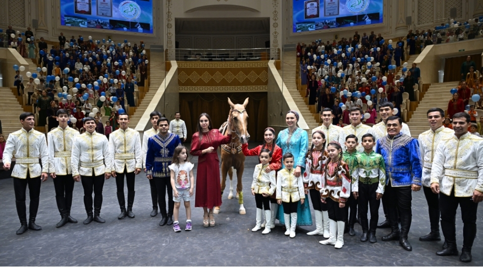 leyla-eliyeva-arkadag-sheherinde-efsanevi-galkynysh-milli-atustu-oyunlar-qrupunun-chixishini-izleyib