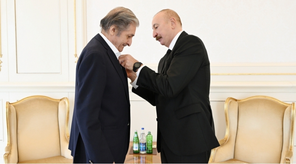 prezident-ilham-eliyev-ferhad-xelilova-istiqlal-ordenini-teqdim-edib