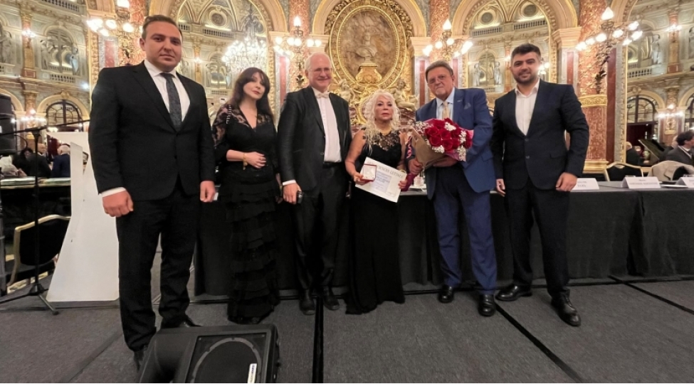 azerbaycanin-emekdar-artisti-adile-eliyeva-parisde-platin-medalla-teltif-olunub